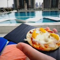 お昼に一口ピザいただきました