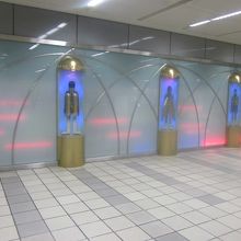 改札口のすぐ向かいにある怪しげなアートの様子