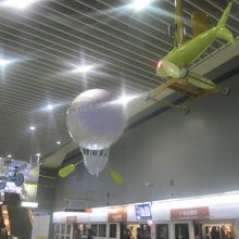 ホーム頭上の浮遊アート群の様子