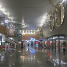 空港ターミナル内散策には空いている夜間がお勧めかも…
