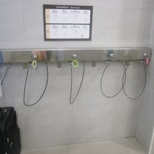 トイレ入口にこのような鍵が設置されているのも空港ならでは？