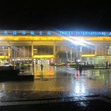 駐車場側から見た夜の旅客ターミナルビル、結構美しかったです