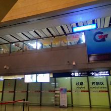 ここです。到着階からソファーが見えます。