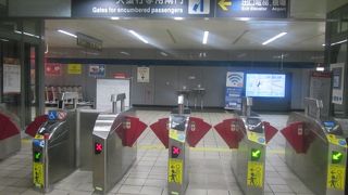 空港駅らしい幅広の改札口があります