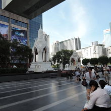 伊勢丹デパートの前広場にあります