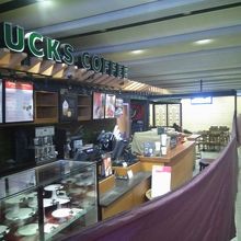 スタバです。カーテンで閉まっていますが奥の方で寝ています。