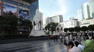 伊勢丹デパートの前広場にある願いが叶う祠