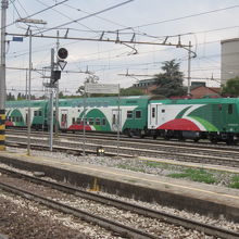 こんなイタリアカラーの電車も走っていますよ