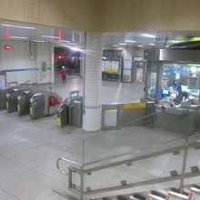 改札口付近の様子