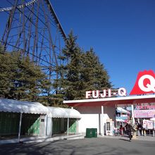 エントランス横の長いレールがFUJIYAMAのもの