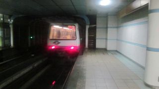 ちょっと”地下鉄”っぽい雰囲気でモノレールが撮影できる駅です