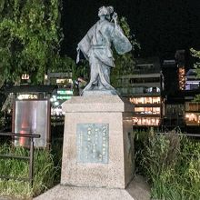 祇園四条の出雲の阿国像。