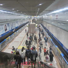 ブルーラインらしい広々とした吹き抜け空間が心地良いですね