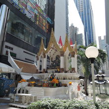 アマリンプラザ前の建つインドラ神