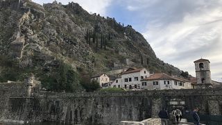 シュクルダ川を挟んで