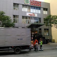 ドンコイ通りの南側にあります。