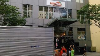 スーパーの他、同一階に雑貨小物も置いてあります。値引き交渉も要らなく、安くしかもカードでお土産物が買えるのは嬉しいです。