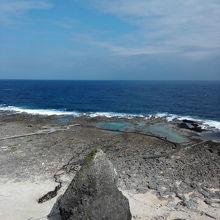 海中温泉入れず残念。中央左側の二つの円形が海中温泉。