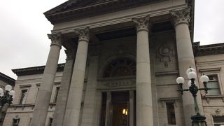 ネオバロック様式の荘厳な建物