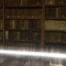 撮影禁止の図書館の前室の図書の画像です