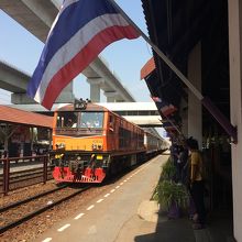 ディーゼル車で、乗車ステップは高いので、気をつけて