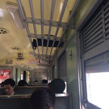 昔の国鉄と一緒で、座席は背もたれできないT型