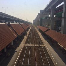 ドンムアン駅。空港と連結橋で繋がっており、その上から見た景色