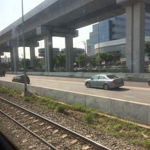 ドンムアン駅からすぐの光景。