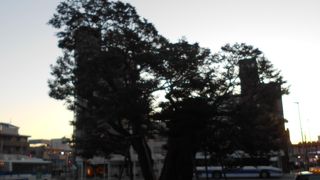 ＪＲ成田駅の東口、ロータリーの中にひっそりと・・