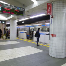 三田駅にて：三田線の車両は赤と青のラインです