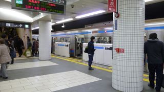 車体には赤と青のライン