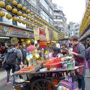 奠濟宮前の通り、昼間から台湾小吃のお店で賑わいます