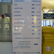 バス会社ごとに窓口の番号が掲示されていました