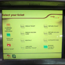 左下の「？」マークの左のアイコンで英語表示に切り替わります