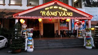 チケットは当日、窓口でも購入可能な時あります。途中、見せ場もありますが、全体的にだるさを感じます。