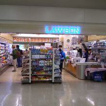 １F到着口横のローソン