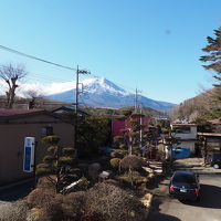 部屋の窓から富士山が見えます。電線がなければ最高ですが。
