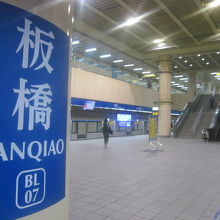 MRT駅ホームの様子