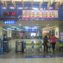 台鉄駅改札口の様子