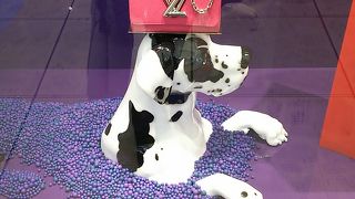 吹き抜けの優雅な店内