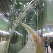 頂埔駅ホーム上の９９９っぽいアートの様子