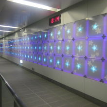 頂埔駅コンコースLED電飾アートの様子