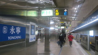 駅としてはシンプルな印象のブルーラインらしい駅でした