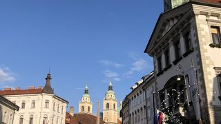 石畳の通りに似合う建物