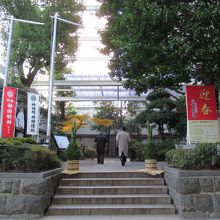 出入口 (塚は右手奥)