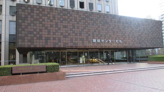 建物本体の前にエントランス・エリヤが付属しています。