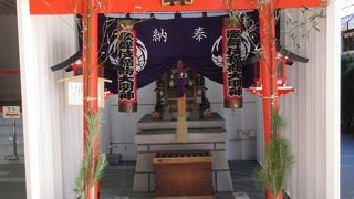 歌舞伎座正面入口近くに建っています