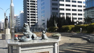 名犬チロル記念碑が建っています