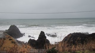 荒れる冬の日本海を車窓からラクラク鑑賞♪