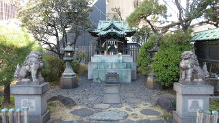 広いスペースに建っています